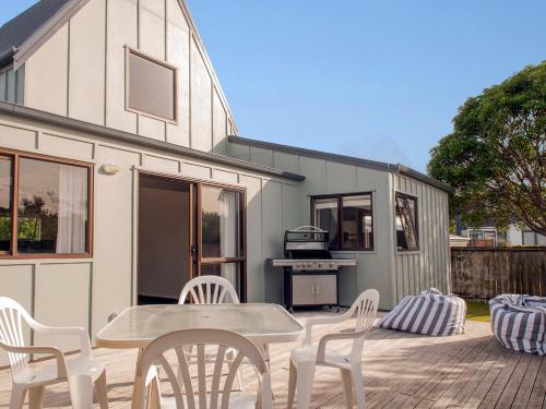 Фотографии гостевого дома 
            Beach Central - Whangamata Holiday Home