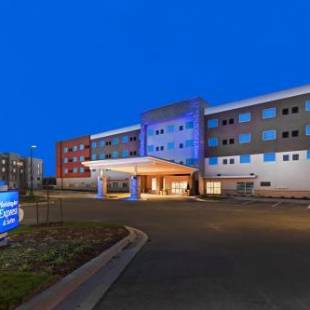 Фотографии гостиницы 
            Holiday Inn Express & Suites - Lenexa - Overland Park Area, an IHG Hotel