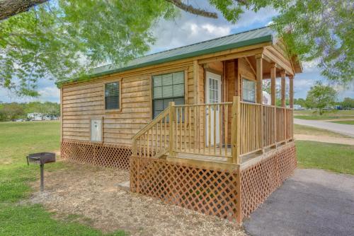 Фотографии базы отдыха 
            Lake Conroe One-Bedroom Cabin 3