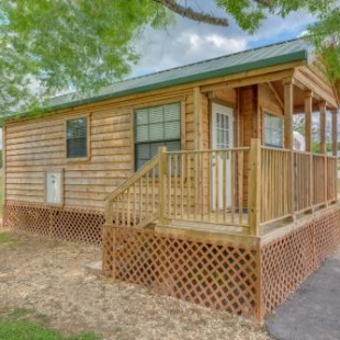 Фотография базы отдыха Lake Conroe One-Bedroom Cabin 3