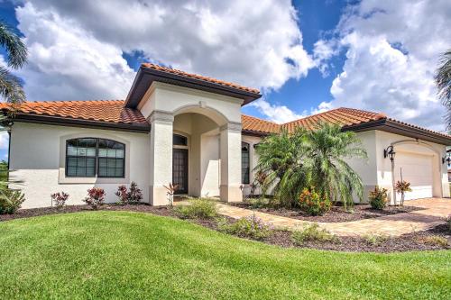 Фотографии гостевого дома 
            Elegant Waterfront Home on Cape Coral with Lanai!