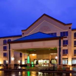 Фотографии гостиницы 
            Holiday Inn Hotel & Suites Wausau-Rothschild, an IHG Hotel