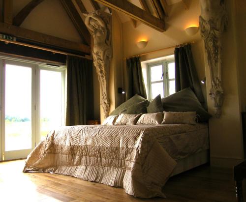 Фотография гостевого дома House on the Brooks South Downs West Sussex Sleeps 14
