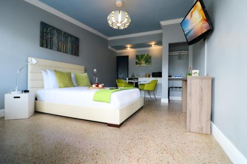 Фотография гостиницы Hollywood Beach Suites and Hotel