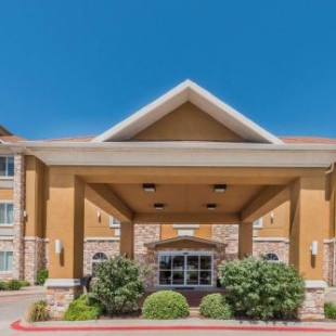 Фотография гостиницы Days Inn & Suites by Wyndham Cleburne TX