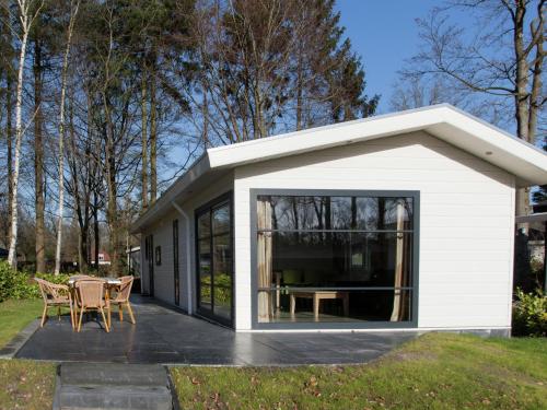 Фотографии гостевого дома 
            Nice chalet with dishwasher, surrounded by forest