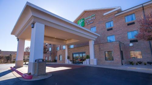 Фотография гостиницы Holiday Inn Express Hotel & Suites Edmond, an IHG Hotel