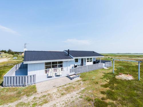 Фотографии гостевого дома 
            6 person holiday home on a holiday park in Hvide Sande