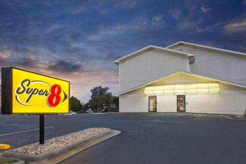 Фотографии гостиницы 
            Super 8 by Wyndham Columbus Airport