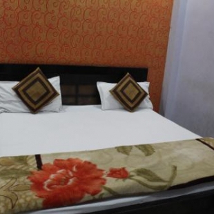 Фотография гостиницы Quizz Hotel @ 01 Min Walk in from Ghaziabad Railway Station