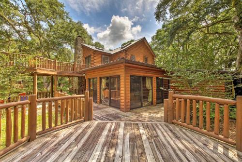 Фотографии гостевого дома 
            Quiet Inverness Log Cabin with Furnished Deck!