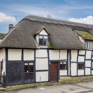 Фотография гостевого дома Cotswold Thatched Cottage