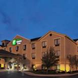 Фотография гостиницы Holiday Inn Express Hotel & Suites - Belleville Area, an IHG Hotel