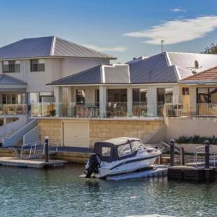 Фотографии гостевого дома 
            Aqua Vista - Luxury Front Row Canal Estate in Mandurah