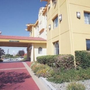 Фотография гостиницы La Quinta Inn by Wyndham Albuquerque Airport