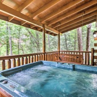 Фотография гостевого дома Romantic Pigeon Forge Log Cabin with Hot Tub!