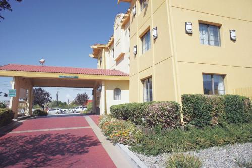 Фотографии гостиницы 
            La Quinta Inn by Wyndham Albuquerque Airport