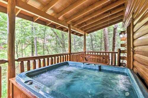 Фотографии гостевого дома 
            Romantic Pigeon Forge Log Cabin with Hot Tub!