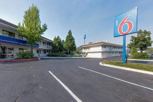 Фотография гостиницы Motel 6 Weed - Mount Shasta