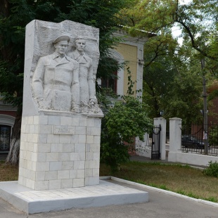 Фотография памятника Памятник-горельеф Ф. Подтелкову и М. Криивошлыкову
