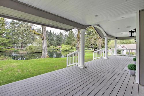 Фотографии гостевого дома 
            Contemporary Tacoma Cottage with Deck and Pond!