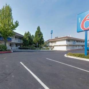 Фотографии гостиницы 
            Motel 6 Weed - Mount Shasta