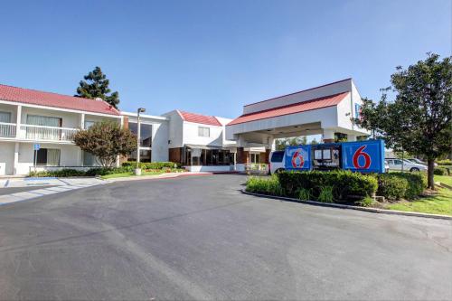 Фотография гостиницы Motel 6-Santa Ana, CA - Irvine - Orange County Airport