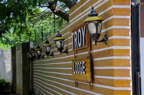 Фотографии апарт отеля 
            Troy Lodge