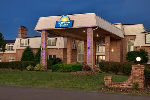 Фотографии гостиницы 
            Days Inn and Suites by Wyndham Sikeston