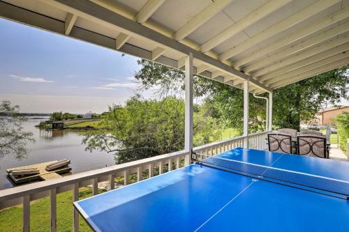 Фотографии гостевого дома 
            Waterfront Granbury Lake Retreat with Deck and Dock!