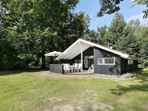 Фотография гостевого дома Four-Bedroom Holiday home in Melby