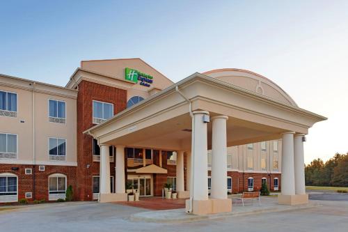 Фотография гостиницы Holiday Inn Express Hotel & Suites Talladega, an IHG Hotel