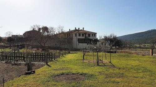Фотография гостевого дома Casa de dos habitaciones con piscina privada en Cabañeros