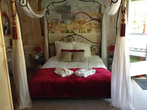 Фотография мини отеля Chambre VENUS avec Jacuzzi privatif