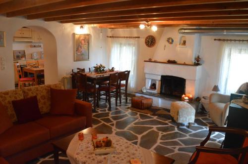 Фотография гостевого дома Cosy lake house, μια ανάσα πριν τη λίμνη