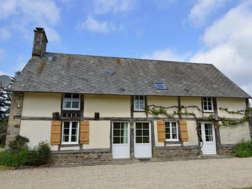 Фотография гостевого дома Pleasant Holiday Home in Isigny-Le-Buat with Garden