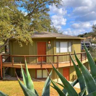 Фотографии гостевого дома 
            Treehouse Bungalow steps from Lake Travis, pool & hot tub, next to marina (#18)