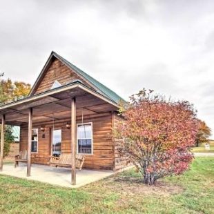 Фотография гостевого дома Lakefront Columbia Cabin with Views and Porch!