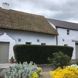 Фотографии гостевого дома 
            Connells House Thatched Cottage