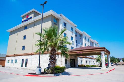 Фотографии гостиницы 
            Candlewood Suites - Grand Prairie - Arlington, an IHG Hotel