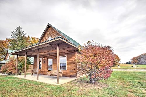 Фотографии гостевого дома 
            Lakefront Columbia Cabin with Views and Porch!