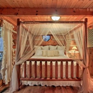 Фотография гостевого дома Quiet Cabin in Pigeon Forge with New Hot Tub!