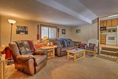 Фотография гостевого дома Grand Lake Home with Fireplace, Deck, Mountain Views