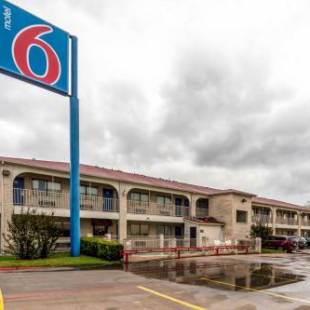 Фотографии гостиницы 
            Motel 6-San Antonio, TX - Splashtown