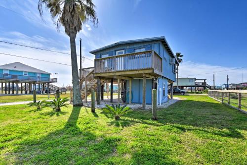 Фотографии гостевого дома 
            Colorful Cottage - 2 Blocks to Surfside Beach!