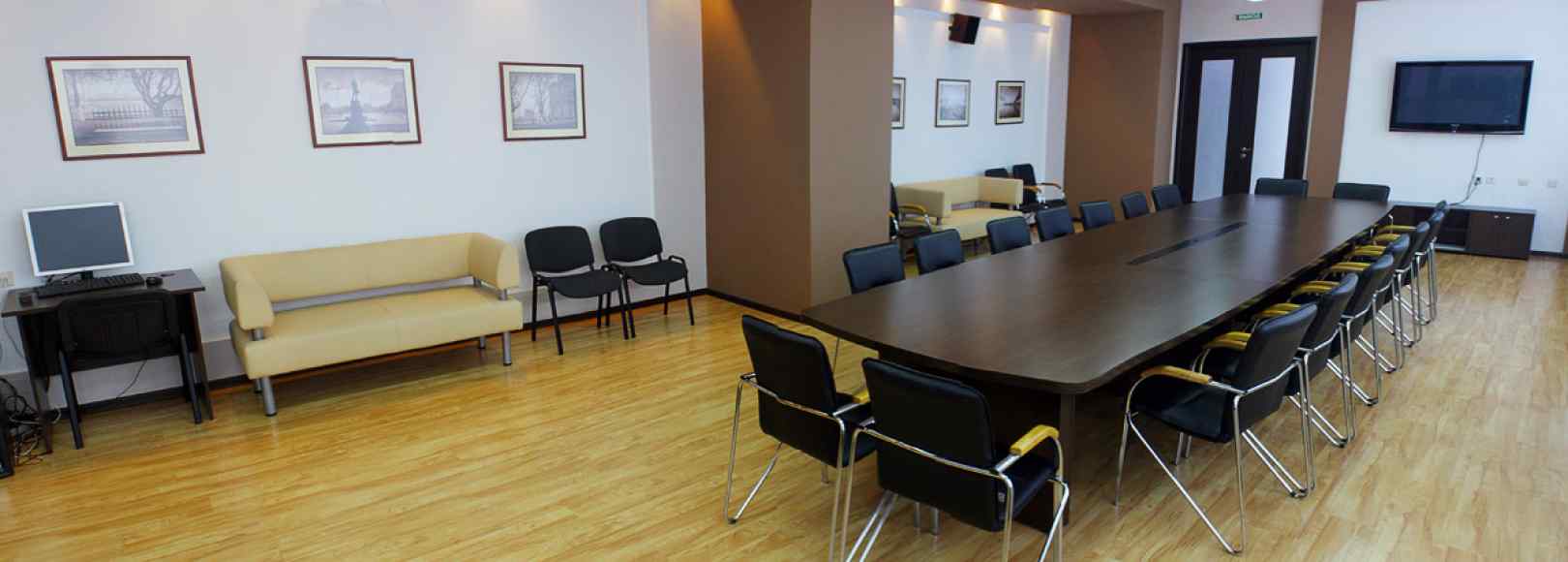 Фотография конференц-зала Конференц-зал на 35 посадочных мест Национальной библиотеки Чувашской Республики