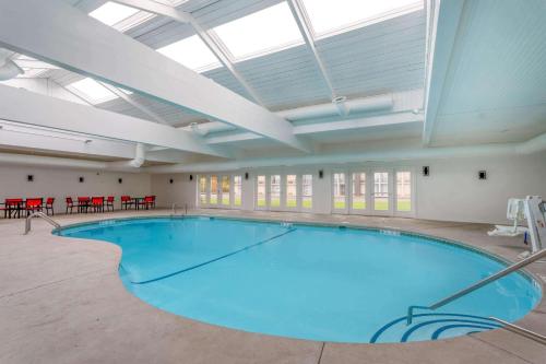 Фотография гостиницы Ramada by Wyndham Windsor Locks