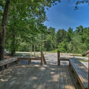 Фотография гостевого дома Guntersville Lake Cabin with 3 Fishing Ponds!