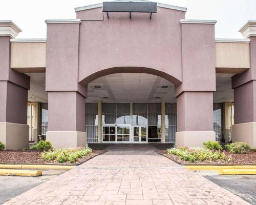 Фотография гостиницы Quality Inn & Suites Airpark East