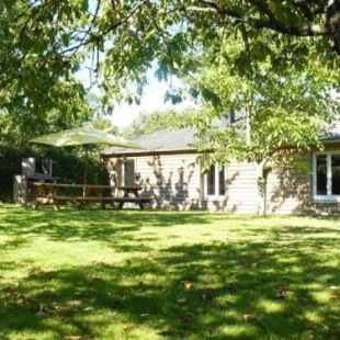 Фотография гостевого дома Gîte Saint-Léonard-des-Bois, 8 pièces, 15 personnes - FR-1-410-224